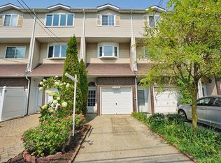 1045 W Fingerboard Rd, Staten Island, NY 10304