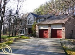 5521 Rivers Edge Dr, Commerce Township, MI 48382