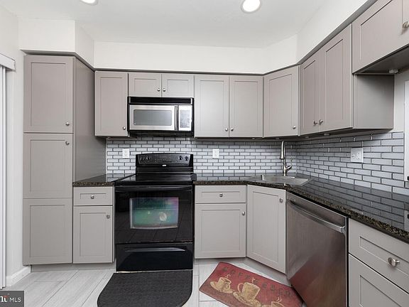 3rd image of 51 Twin Brooks Dr