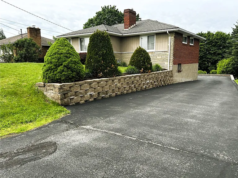 220 Humphrey Rd — Photo 2