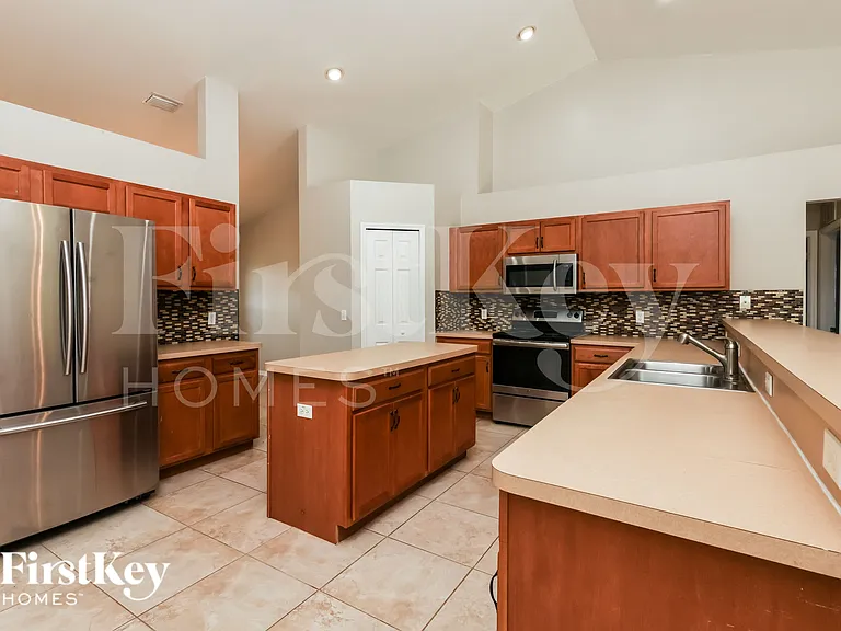 2719 NW 10th St — Photo 7