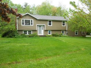8 Ray Ln, Sutton, MA 01590
