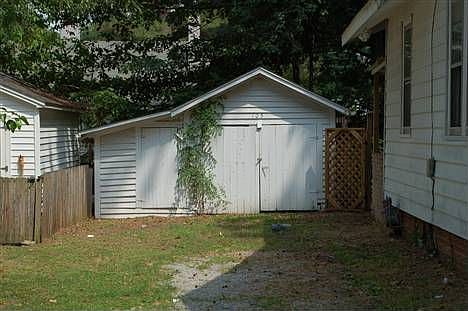 1st image of 105 S Woodlawn Ave