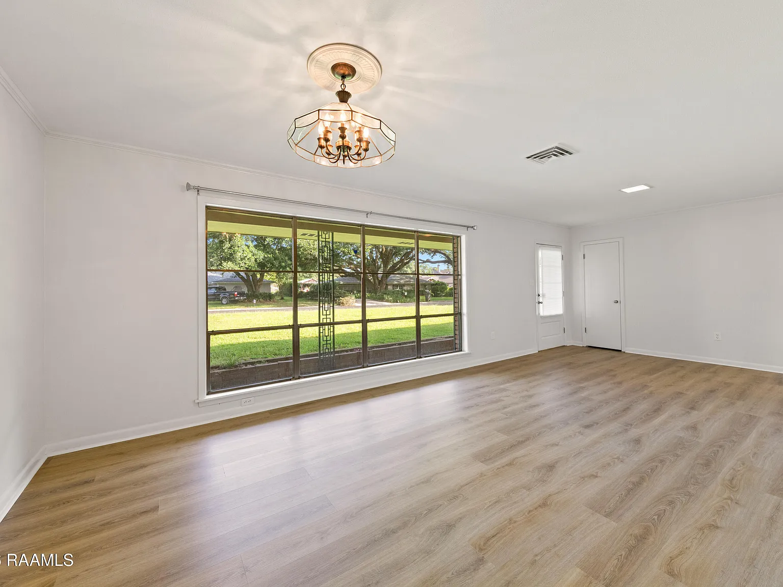 3 bed, 2.5 bath, 2400 sqft, $2,400 — Photo 2