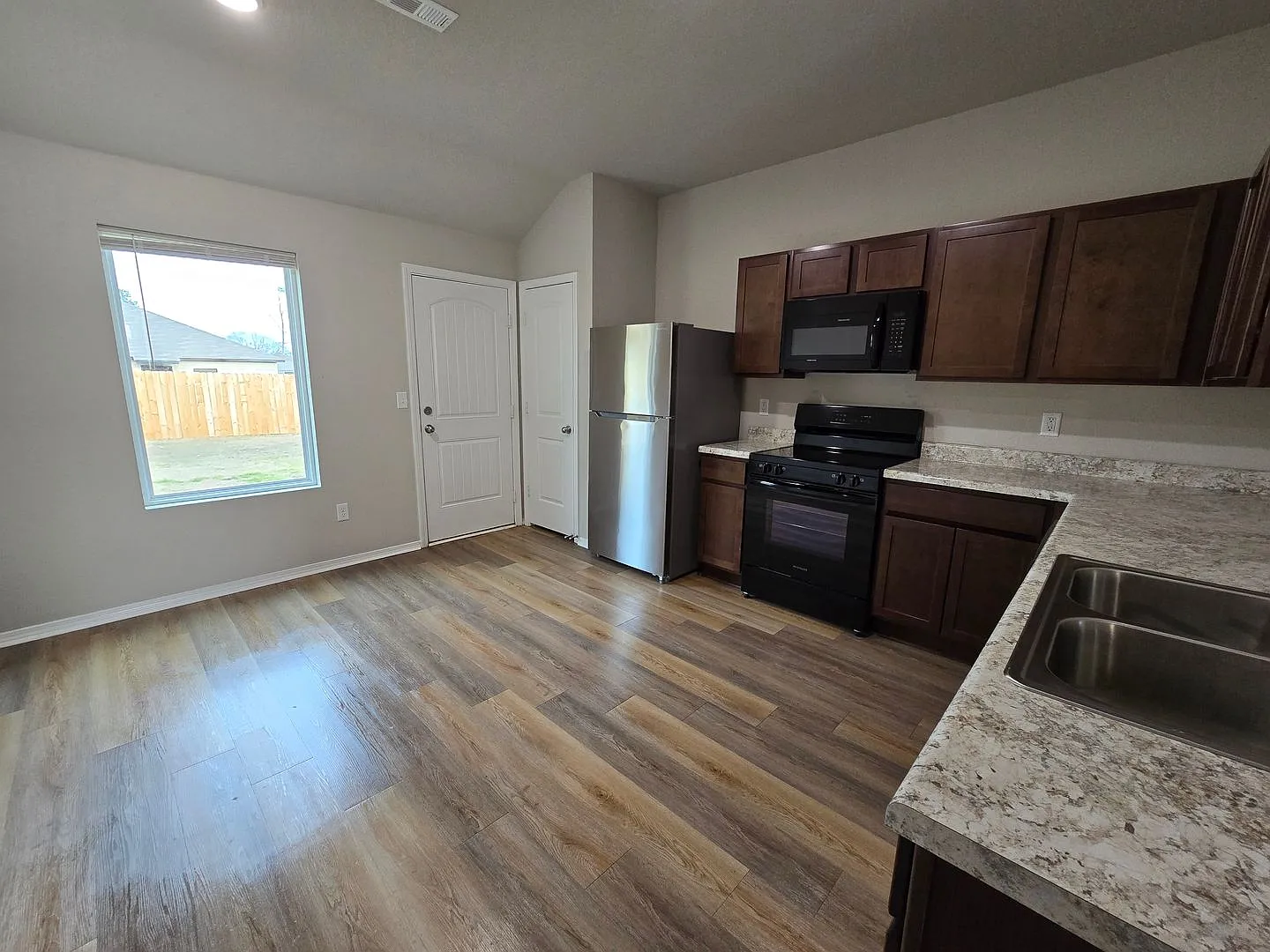 4520 Olympic — Photo 4