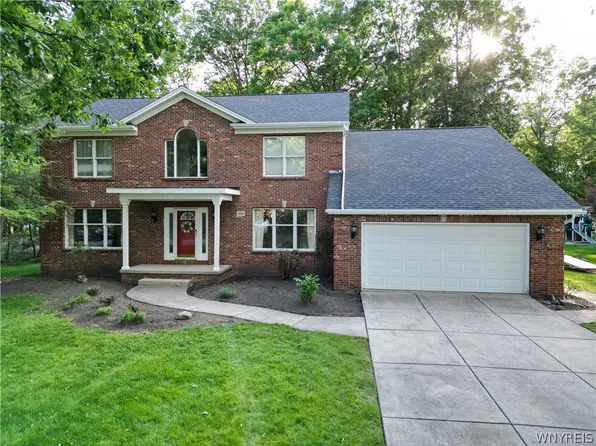200 Deerwood Ln, Grand Island, NY 14072