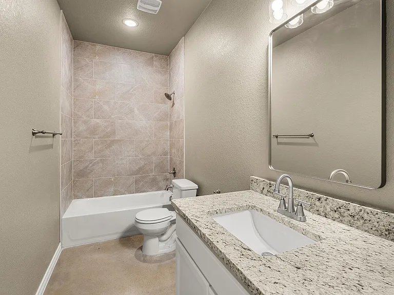 408 W Avenue C — Photo 22
