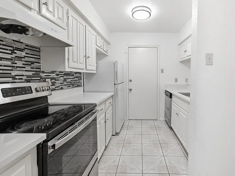 334 Valley Park Dr — Photo 2