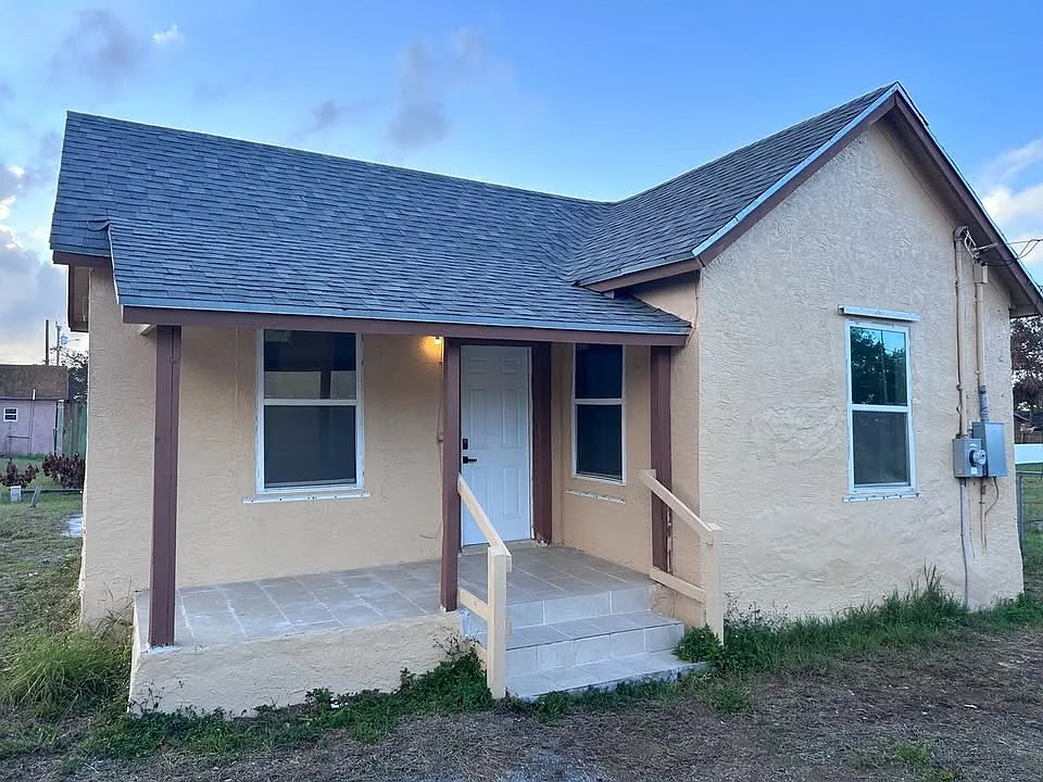 2 bed, 900 sqft, $1,600 — Photo 1