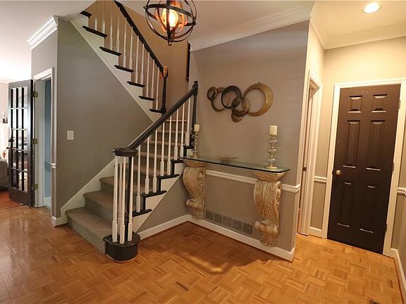3rd image of 404 Bridle Path