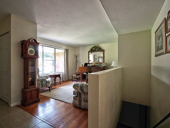 4th image of 56829 Pinecrest Dr