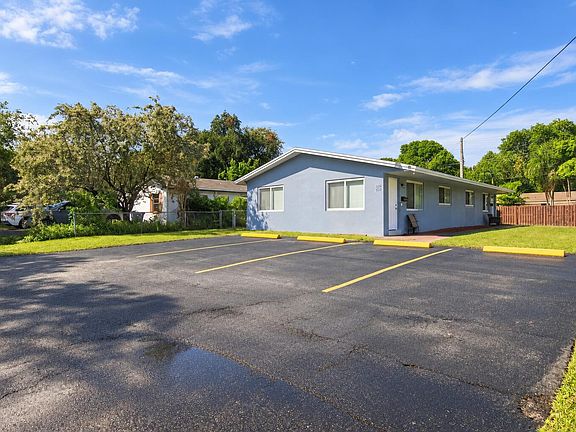 3rd image of 320 SW 10th Terrace
