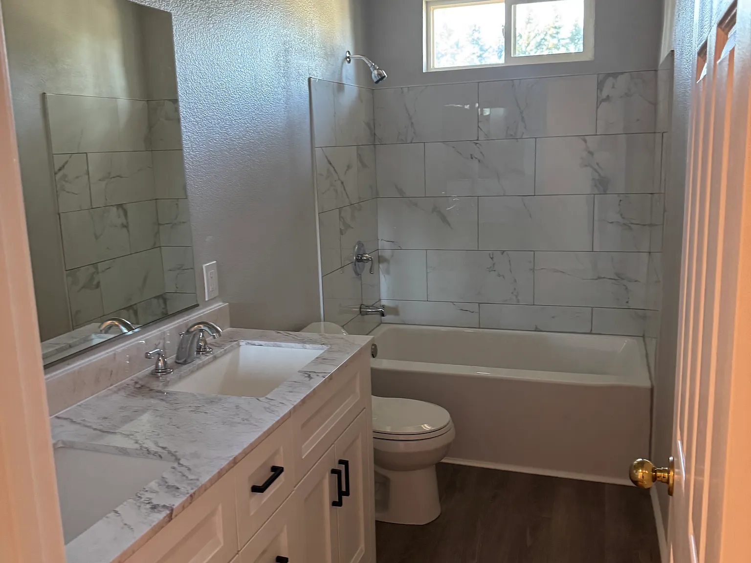 2 bed, 1.5 bath, 1098 sqft, $1,900 — Photo 2