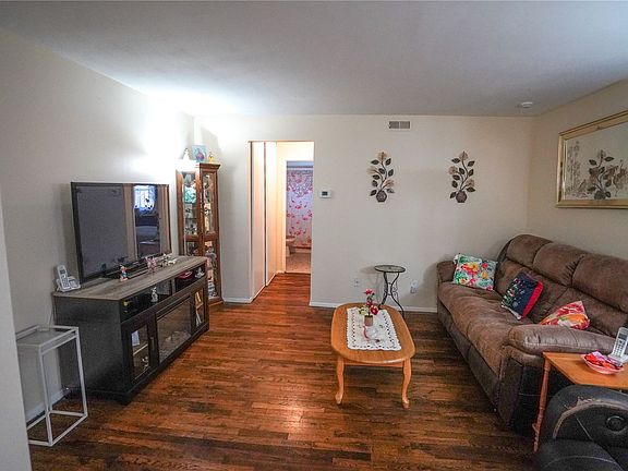 3rd image of 228 Artist Lake Dr
