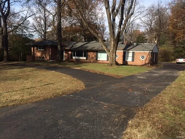 7 Ladue Crest Ln photo 1