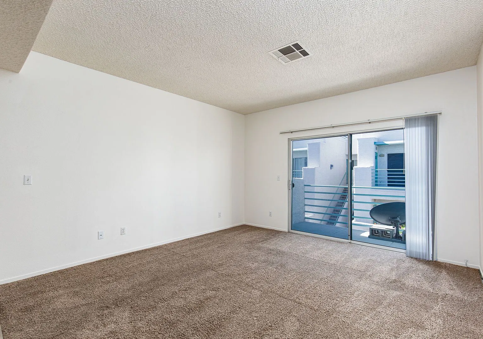 New paint. 2nd floor unit in gated NW complex — Photo 4