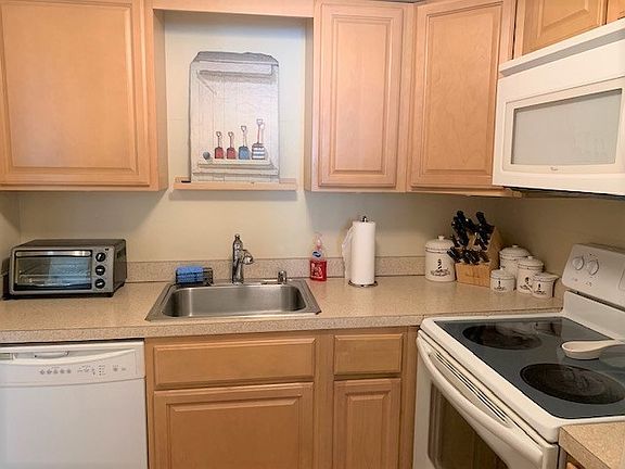 5th image of 23 38th St APT 204