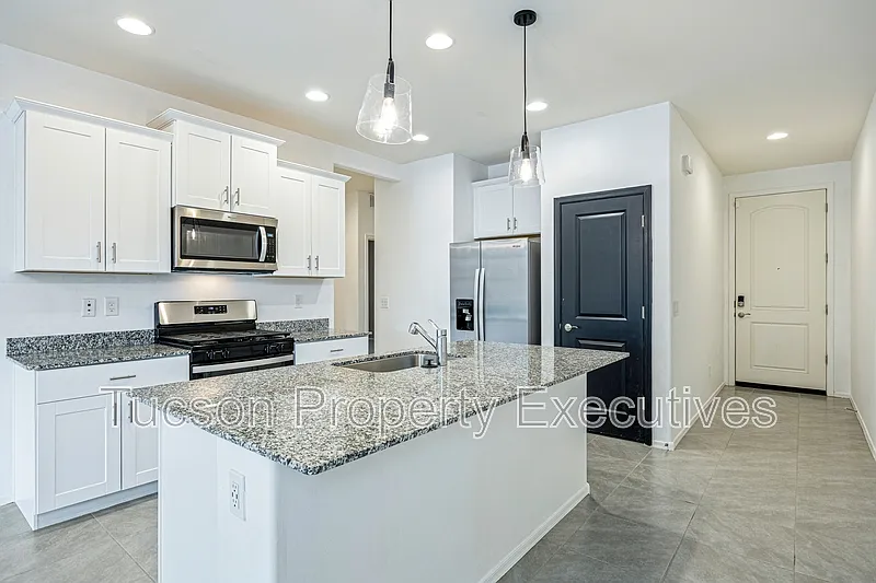 3 bed, 2.0 bath, 1327 sqft, $2,250 — Photo 4