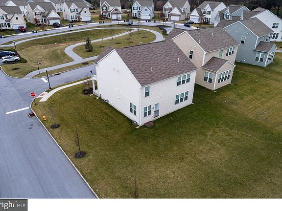 4th image of 698 Empire Dr