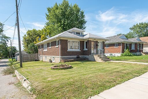 2nd image of 810 Woods Ave