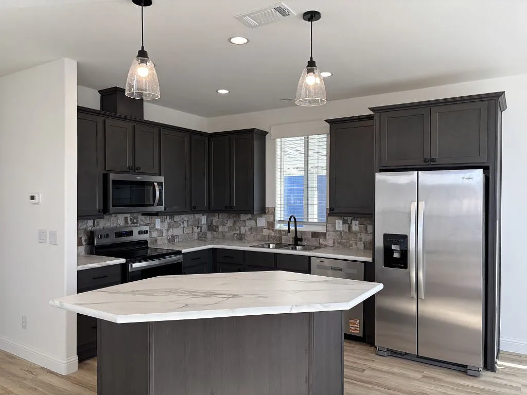 2 bed, 2.0 bath, 1179 sqft, $1,470 — Photo 2