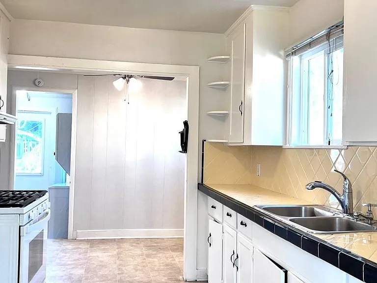 3206 Nile St — Photo 5