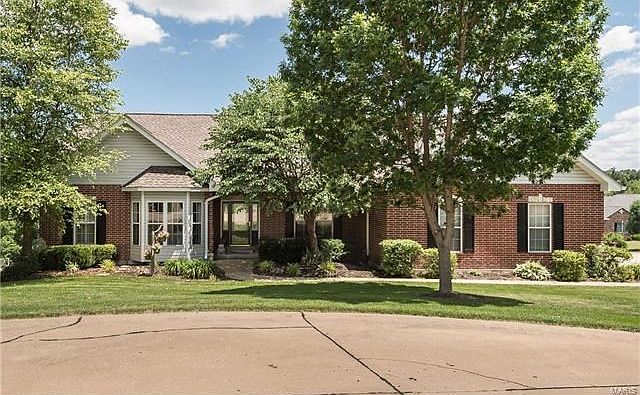 Number 1 Par Court in the Country Club Setting of Birch Creek Estates.This home shows like a display with all of the amenities today's Buyer is seeking.  This is a move-in ready home waiting to impress your guests and pamper the owners.