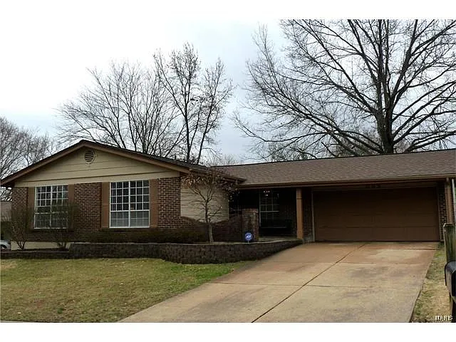 592 Golfwood Dr photo 1