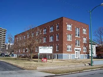 Hickman Plaza Apartments / 915 E. Elm Street — Photo 2