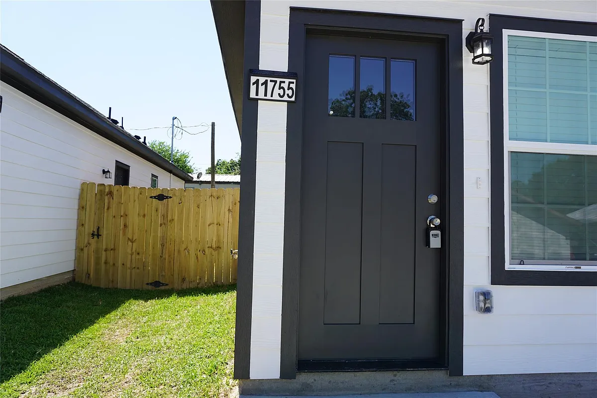 Building Photo - 11755 White Cedar