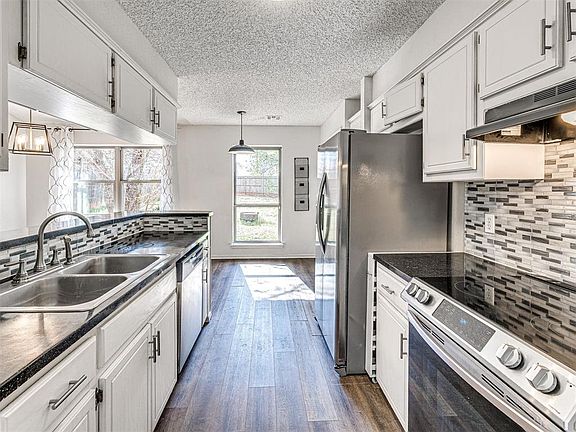 3rd image of 1416 Huntington Dr
