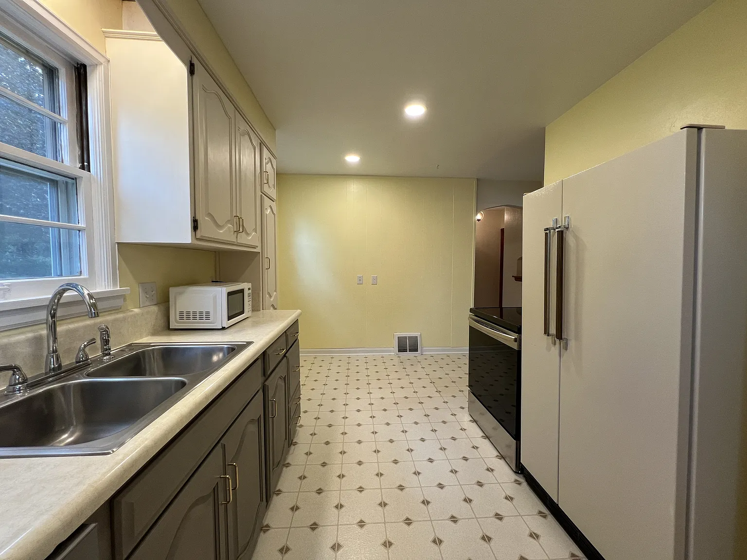 855 Strauss Street - 1 — Photo 3
