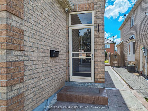 3rd image of 106 Clarion Cres