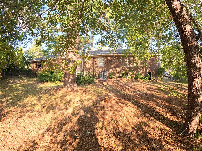 207 Deerwood Cir — Photo 14