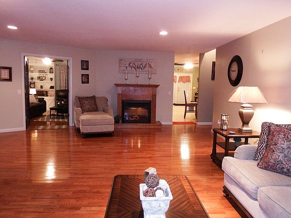 5th image of 221 Glenview Estate Dr