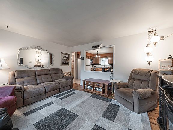 3rd image of 2424 Glenview Dr