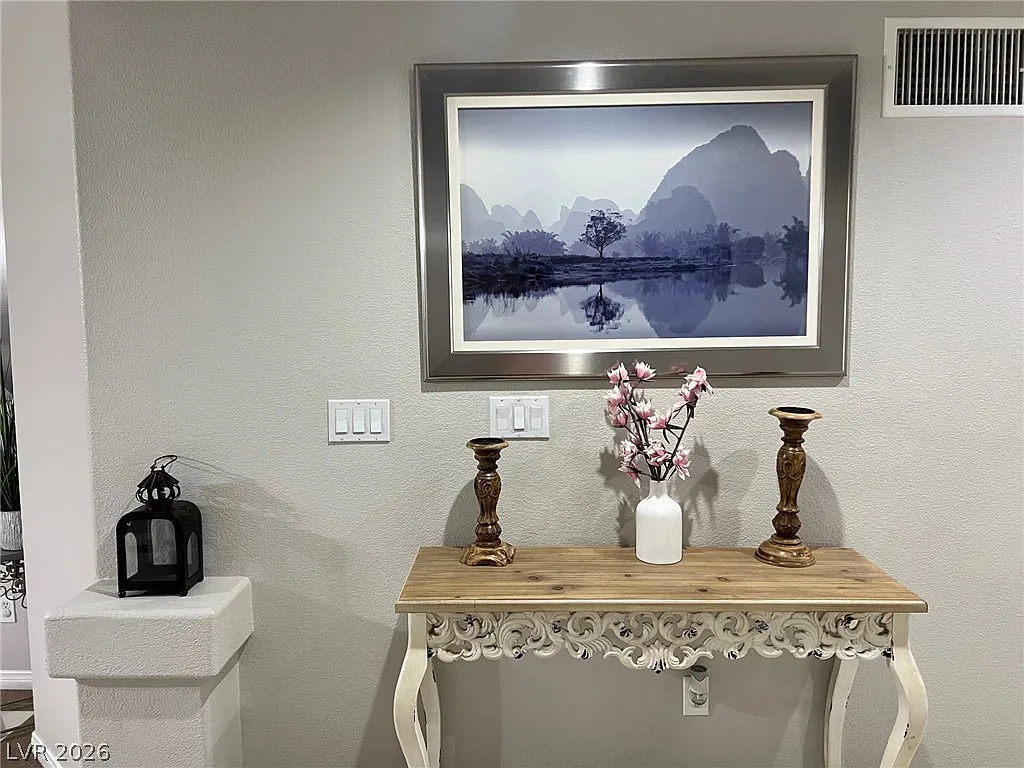 3 bed, 2.5 bath, 1855 sqft, $3,700 — Photo 2