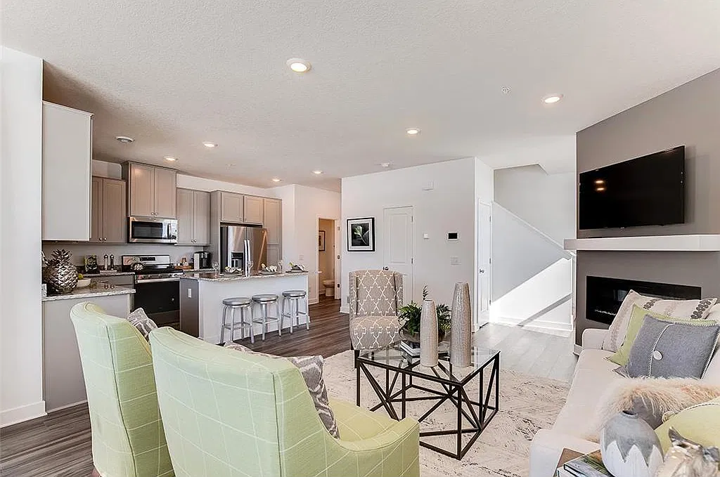 3 bed, 1894 sqft, $2,575 — Photo 2