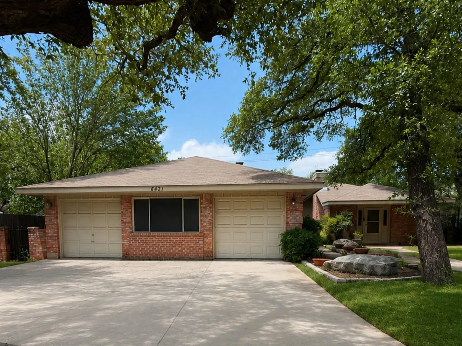 3 bed, 2.0 bath, 1700 sqft, $2,075 — Photo 2