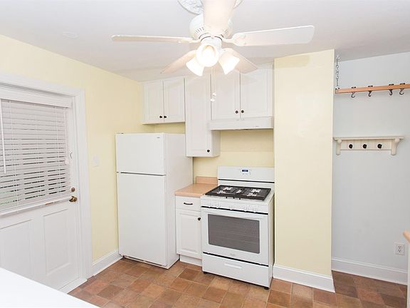 4th image of 220 Arlington St