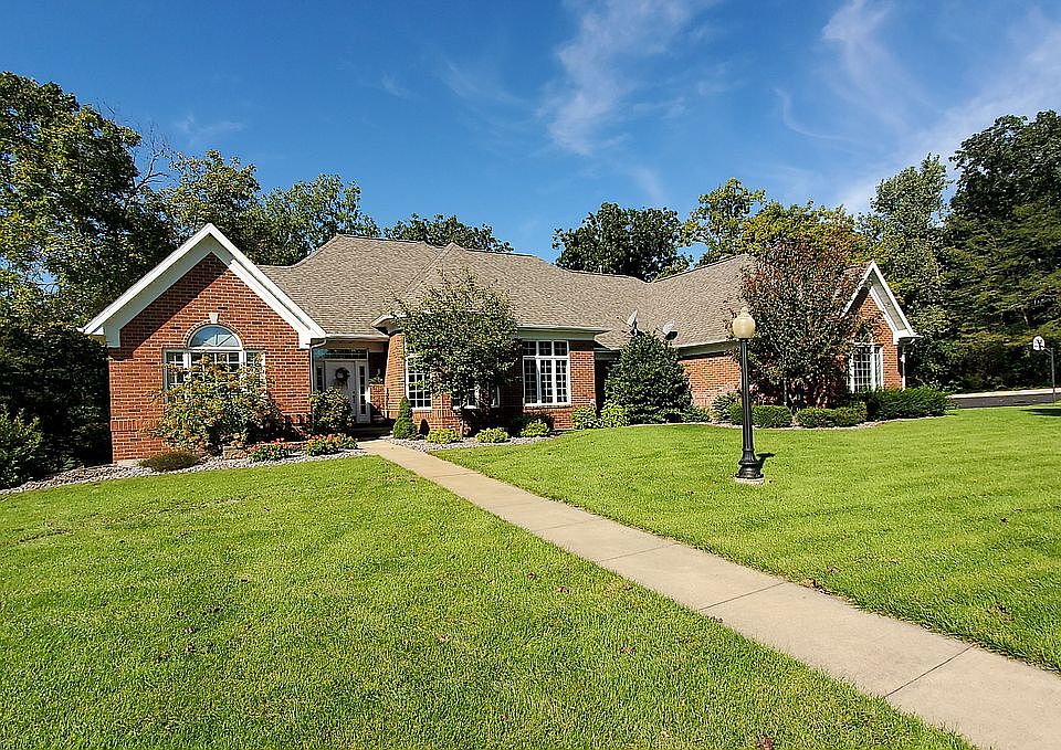 Large yard w/circular drive

