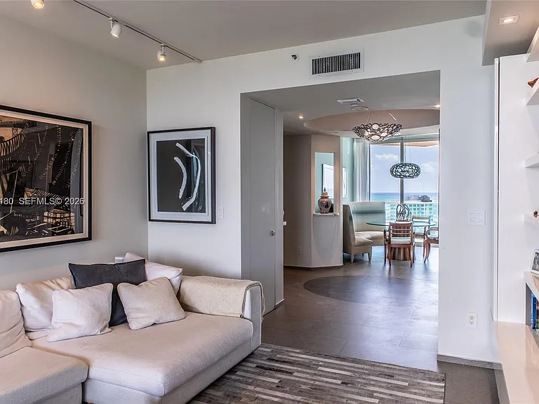 300 S Pointe Dr #1502 — Photo 33