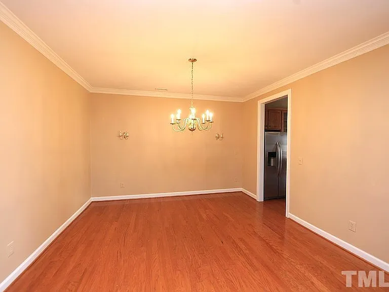 507 Bartlett Cir — Photo 3