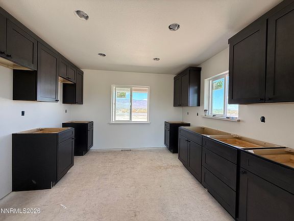 4th image of 700 Emerald Ln