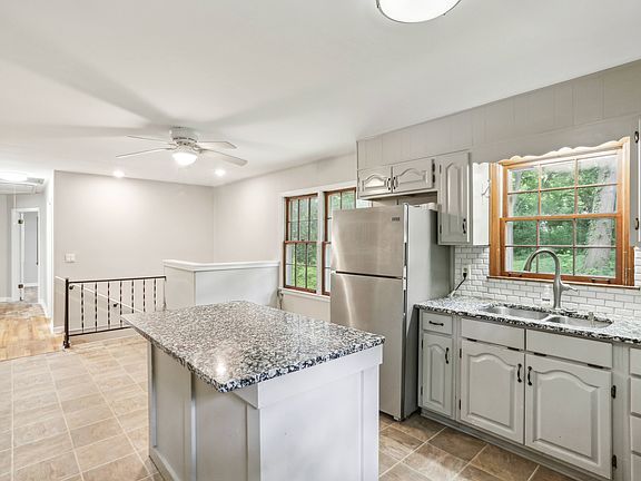 5th image of 3319 Charlotte Cir SE