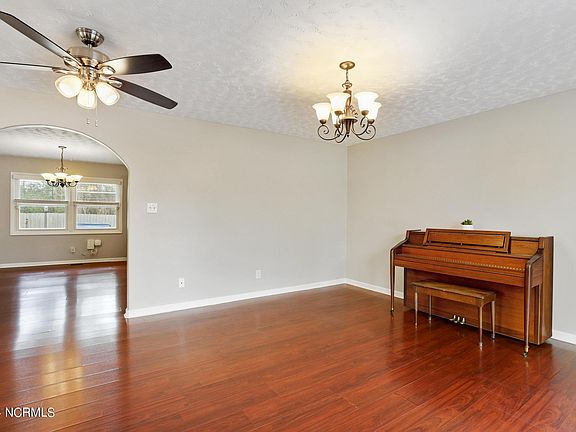 5th image of 32 Berkshire Drive