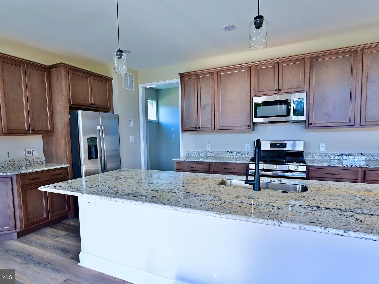 3 bed, 2.5 bath, 2200 sqft, $2,995 — Photo 4