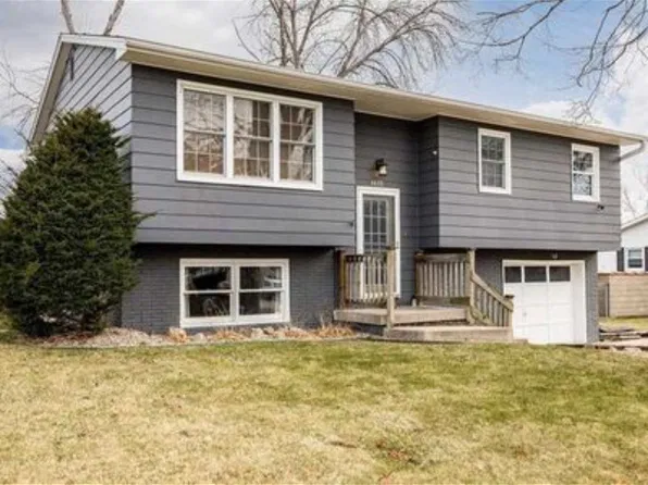 1619 Southview Dr NW, Cedar Rapids, IA 52405