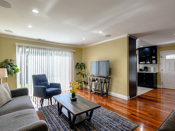 4th image of 879 Linda Vista Ave #1