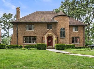 7061 Forsyth Blvd, Saint Louis, MO 63105